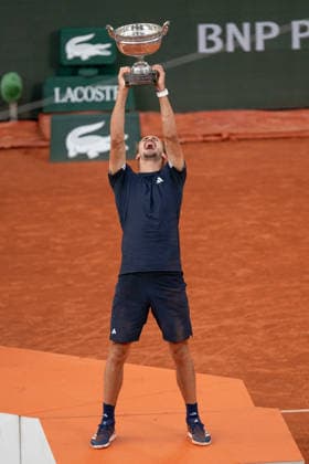 2026 French Open - Alexander Zverev vs Flavio Cobolli LZ Alexander Zverev of Germany lifts the Coupe des Mousquetaires winners trophy after victory over Flavio Cobolli of Italy in the Men’s Singles final match on Day Fifteen of the 2026 French Open at Roland Garros on June 07, 2026 in Paris, France. Photo by Laurent Zabulon ABACAPRESS.COM  Copyright: xZabulonxLaurent ABACAx