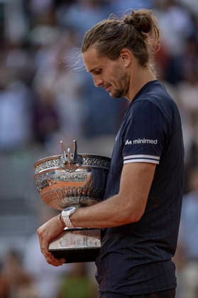 2026 French Open - Day Fifteen Alexander Zverev holds the trophy after the match at the Roland Garros Grand Slam Tournament Men s Final on June 7, 2026, in Paris, France. Paris France  Copyright: xRobertxSzaniszlox originalFilename:szaniszlo-notitle260607_np8Vl.jpg