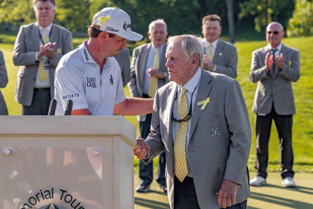 June 7, 2026, Dublin, Ohio, U.S: JT Poston shakes hands with tournament founder Jack Nicklaus after winning The Memorial Tournament at Muirfield Village Golf Club, Dublin, Ohio. PGA, Golf Herren Tour 2026 - The Memorial Tournament - Final Round  - ZUMAs304 20260607_zaf_s304_006 Copyright: xScottxStuartx