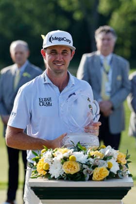 DUBLIN, OH - JUNE 07: J.T. Poston of United States of America with the championship trophy after his win during the final round of the Memorial Tournament presented by Workday 2026 on June 07, 2026 at Muirfield Village Golf Club in Dublin, Ohio. (Photo by Joe Robbins Icon Sportswire) GOLF: JUN 07 PGA, Golf Herren the Memorial Tournament presented by Workday EDITORIAL USE ONLY Icon5732606070154