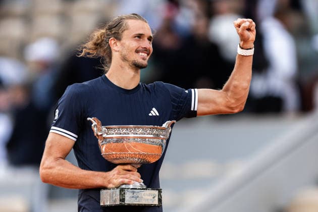 2026 French Open - Day Fifteen Alexander Zverev celebrates with the trophy after winning his final men s singles match against Flavio Cobolli on day 15 of the French Open tennis tournament on Court Philippe Chatrier at the Roland-Garros Complex in Paris, France. Paris France  Copyright: xIbrahimxEzzatx originalFilename:ezzat-notitle260607_npH3D.jpg