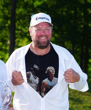 DUBLIN, OH - JUNE 07: Aaron Flener the caddie for PGA, Golf Herren player J.T. Poston shows off his t-shirt of Magic Johnson and Larry Bird from the 1979 Final Four that was under his caddie bib on June 7, 2026 after Poston won the Memorial Tournament presented by Workday at Muirfield Village Golf Club in Dublin, Ohio. (Photo by Brian Spurlock Icon Sportswire) GOLF: JUN 07 PGA the Memorial Tournament presented by Workday EDITORIAL USE ONLY Icon26060740