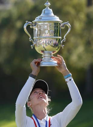 Nelly Korda raises her trophy after winning the 81st Women s U.S. Open golf championship at the Riviera Country Club in Pacific Palisades, California, on Sunday, June 7, 2026. Korda won with an eight-under-par score of 276.  GLP20260607856 CAROLINExBREHMAN