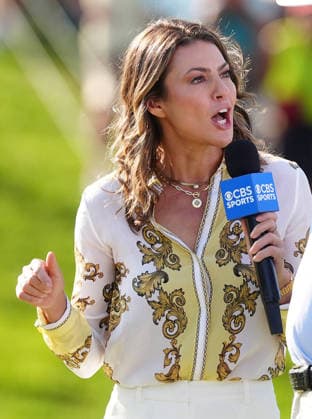 DUBLIN, OH - JUNE 07: CBS sports announcer Amanda Balionis interviews PGA, Golf Herren player J.T. Poston after winning on the 18th hole during a playoff on June 7, 2026 during the final round of the Memorial Tournament presented by Workday at Muirfield Village Golf Club in Dublin, Ohio. (Photo by Brian Spurlock Icon Sportswire) GOLF: JUN 07 PGA the Memorial Tournament presented by Workday EDITORIAL USE ONLY Icon26060771