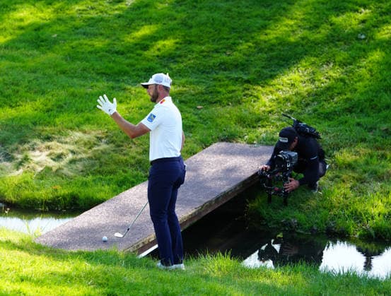 DUBLIN, OH - JUNE 07: PGA, Golf Herren player Sam Burns plays a chip shot as his ball is on a bridge on the 17th hole on June 7, 2026 during the final round of the Memorial Tournament presented by Workday at Muirfield Village Golf Club in Dublin, Ohio. (Photo by Brian Spurlock Icon Sportswire) GOLF: JUN 07 PGA the Memorial Tournament presented by Workday EDITORIAL USE ONLY Icon26060774