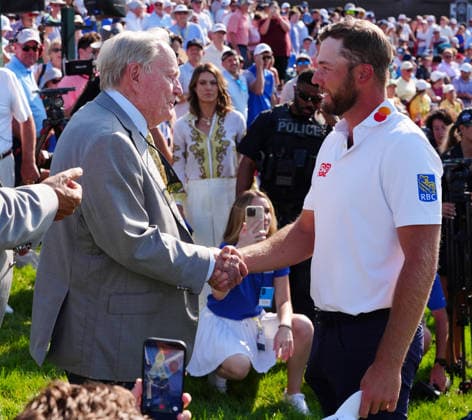 DUBLIN, OH - JUNE 07: PGA, Golf Herren player Sam Burns shakes Jack Nicklaus™s hand after finishing on the 18th hole on June 7, 2026 during the final round of the Memorial Tournament presented by Workday at Muirfield Village Golf Club in Dublin, Ohio. (Photo by Brian Spurlock Icon Sportswire) GOLF: JUN 07 PGA the Memorial Tournament presented by Workday EDITORIAL USE ONLY Icon26060776