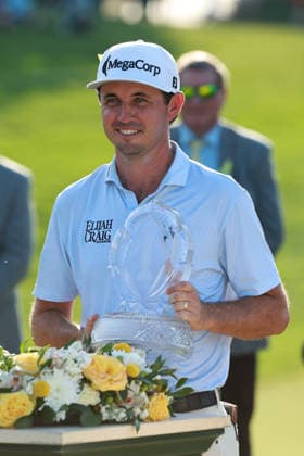 The Memorial Tournament DUBLIN, OHIO - JUNE 07: J.T. Poston holds up the trophy after winning The Memorial Tournament presented by Workday at Muirfield Village Golf Club in Dublin, Ohio, USA on Sunday, June 7, 2026. Dublin Ohio United States  Copyright: xJorgexLemusx originalFilename:lemus-thememor260607_npPJZ.jpg