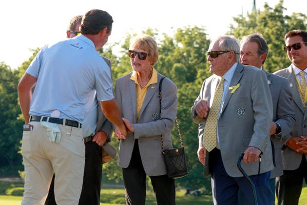 Memorial Tournament presented by Workday DUBLIN, OH - JUNE 07: J.T. Poston of Hickory, North Carolina shakes hands witgh Barbara Nicklaus, next to retired golf professional Jack Nicklaus after winning in a playoff during the final round of the Memorial Tournament presented by Workday at Muirfield Village Golf Club on June 7, 2026 in Dublin, Ohio. Dublin Ohio United States  Copyright: xAmyxLemusx originalFilename:lemus-memorial260607_npUQN.jpg