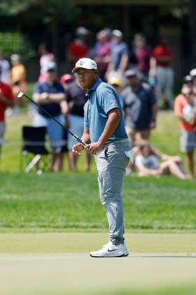DUBLIN, OH - JUNE 07: Si Woo Kim of South Korea putts at the first hole during the final round of the Memorial Tournament presented by Workday 2026 on June 07, 2026 at Muirfield Village Golf Club in Dublin, Ohio. (Photo by Joe Robbins Icon Sportswire) GOLF: JUN 07 PGA, Golf Herren the Memorial Tournament presented by Workday EDITORIAL USE ONLY Icon5732606070304