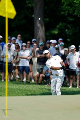 DUBLIN, OH - JUNE 07: Aaron Rai of England plays a pitch shot at the first hole during the final round of the Memorial Tournament presented by Workday 2026 on June 07, 2026 at Muirfield Village Golf Club in Dublin, Ohio. (Photo by Joe Robbins Icon Sportswire) GOLF: JUN 07 PGA, Golf Herren the Memorial Tournament presented by Workday EDITORIAL USE ONLY Icon5732606070334