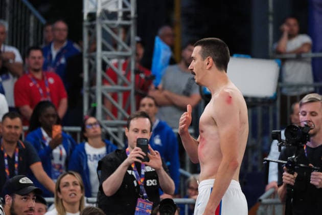 June 7, 2026, Warsaw, Masovian Voivodeship, Poland: Serbia s STRAHINJA STOJACIC (3) shows fans his bruises at the end of the FIBA 3x3 Basketball World Cup men s 3rd place game between Serbia and France in Warsaw, Poland. Serbia defeated France to win 3rd place in the tournament. Basketball 2026: FIBA 3x3 World Cup Men s 3rd Place: Serbia 20:19 France  - ZUMAk204 20260607_zip_k204_117 Copyright: xRomanxKozielx