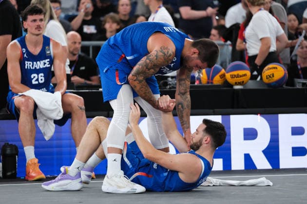 June 7, 2026, Warsaw, Masovian Voivodeship, Poland: France s EMMANUEL MONCEAU (9) helps HUGO SUHARD (7) up to his feet as JULES RAMBAUT (26) contemplates defeat at the end of the FIBA 3x3 Basketball World Cup men s 3rd place game between Serbia and France in Warsaw, Poland. Serbia defeated France to win 3rd place in the tournament. Basketball 2026: FIBA 3x3 World Cup Men s 3rd Place: Serbia 20:19 France  - ZUMAk204 20260607_zip_k204_130 Copyright: xRomanxKozielx