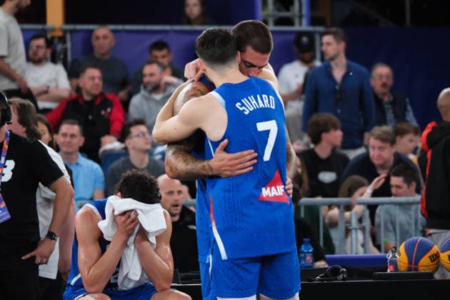 June 7, 2026, Warsaw, Masovian Voivodeship, Poland: France s EMMANUEL MONCEAU (9) hugs HUGO SUHARD (7) as team France suffers defeat at the end of the FIBA 3x3 Basketball World Cup men s 3rd place game between Serbia and France in Warsaw, Poland. Serbia defeated France to win 3rd place in the tournament. Basketball 2026: FIBA 3x3 World Cup Men s 3rd Place: Serbia 20:19 France  - ZUMAk204 20260607_zip_k204_132 Copyright: xRomanxKozielx