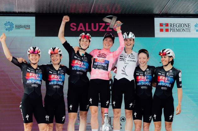 Giro Women Picture by Thomas Maheux SWpix.com 07 06 2026 - Cycling - Giro Women - Stage 9 - Saluzzo - Saluzzo Vollering Demi celebrating the victory with all the FDJ United Suez team Saluzzo Italy Copyright: x xThomasxMaheuxxviaxSWpix.comx(t axPhotographyxHubxLtd)xThomasxMaheux SWpix.comx SWP-3197