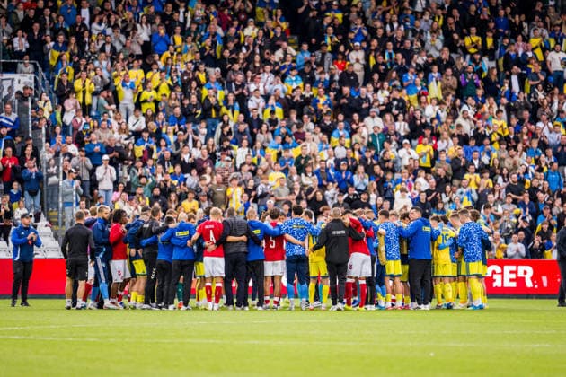 Denmark v Ukraine, football friendly, Odense, Denmark Odense, Denmark. 07th, June 2026. The players and staff of Denmark and Ukraine unite in a giant huddle after the collapse of Christian Eriksen og Denmark at the football friendly between Denmark and Ukraine at Odense Stadion in Odense. Denmark, Odense, Nature Energy Park  Copyright: xGonzalesxPhoto KentxRasmussenx