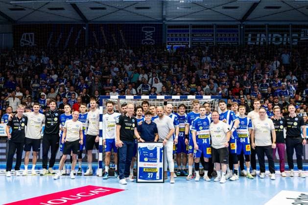 07.06.2026, GER, Handball, Maenner, Saison 25 26, Daikin 1.Bl, 34.Spieltag, ThSV Eisenach - HSV Hamburg (Handball Verein Hamburg) Mannschaftsbild Gruppenfoto Teambild gemeinsam mit dem Sponsor of the Day Bäckerei Koscielsky 99817 Eisenach Werner-Assmann-Halle Am Sportp Thueringen Deutschland