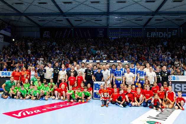 07.06.2026, GER, Handball, Maenner, Saison 25 26, Daikin 1.Bl, 34.Spieltag, ThSV Eisenach - HSV Hamburg (Handball Verein Hamburg) Mannschaftsbild Gruppenfoto Teambild gemeinsam mit dem Sponsor of the Day Bäckerei Koscielsky und den Einlaufkindern 99817 Eisenach Werner-Assmann-Halle Am Sportp Thueringen Deutschland