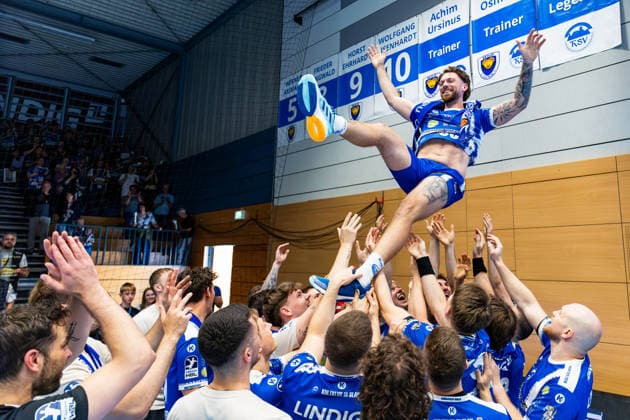 07.06.2026, GER, Handball, Maenner, Saison 25 26, Daikin 1.Bl, 34.Spieltag, ThSV Eisenach - HSV Hamburg (Handball Verein Hamburg) Alexander Saul (ThSV Eisenach,95) wird von der Mannschaft gefeiert 99817 Eisenach Werner-Assmann-Halle Am Sportp Thueringen Deutschland