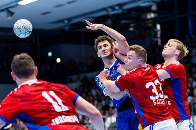 07.06.2026, GER, Handball, Maenner, Saison 25 26, Daikin 1.Bl, 34.Spieltag, ThSV Eisenach - HSV Hamburg (Handball Verein Hamburg) Moritz Sauter (Handball Sport Verein Hamburg), Stephan Seitz (ThSV Eisenach,44) 99817 Eisenach Werner-Assmann-Halle Am Sportp Thueringen Deutschland
