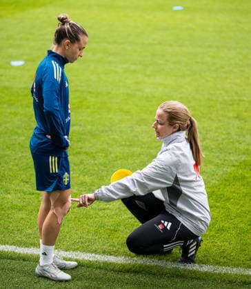 260608 Julia Zigiotti Olme and physiotherapist Jenny Larsson of the Swedish women s national football team at a training session on June 8, 2026 in Gothenburg. Photo: Mathias Bergeld BILDBYRAN kod MB MB1380 fotboll football soccer fotball vm-kval kval fifa womens world cup qualifier qualifier träning practice training sverige sweden dam bbeng women kvinner