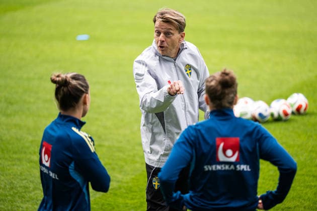 260608 Julia Zigiotti Olme, head coach Tony Gustavsson and Filippa Angeldahl of the Swedish women s national football team at a training session on June 8, 2026 in Gothenburg. Photo: Mathias Bergeld BILDBYRAN kod MB MB1380 fotboll football soccer fotball vm-kval kval fifa womens world cup qualifier qualifier träning practice training sverige sweden dam bbeng women kvinner