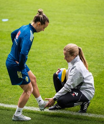 260608 Julia Zigiotti Olme and physiotherapist Jenny Larsson of the Swedish women s national football team at a training session on June 8, 2026 in Gothenburg. Photo: Mathias Bergeld BILDBYRAN kod MB MB1380 fotboll football soccer fotball vm-kval kval fifa womens world cup qualifier qualifier träning practice training sverige sweden dam bbeng women kvinner