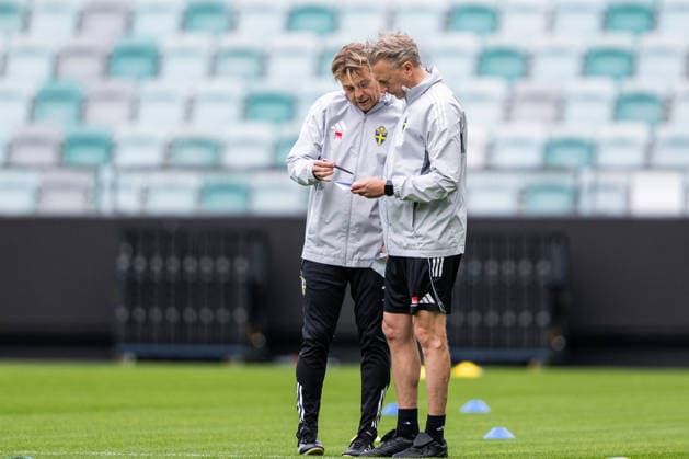 260608 Head coach Tony Gustavsson and head of performance Niklas Egnell of the Swedish women s national football team at a training session on June 8, 2026 in Gothenburg. Photo: Mathias Bergeld BILDBYRAN kod MB MB1380 fotboll football soccer fotball vm-kval kval fifa womens world cup qualifier qualifier träning practice training sverige sweden dam bbeng women kvinner