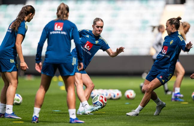 260608 Hanna Lundkvist and Julia Zigiotti Olme of the Swedish women s national football team at a training session on June 8, 2026 in Gothenburg. Photo: Mathias Bergeld BILDBYRAN kod MB MB1380 fotboll football soccer fotball vm-kval kval fifa womens world cup qualifier qualifier träning practice training sverige sweden dam bbeng women kvinner