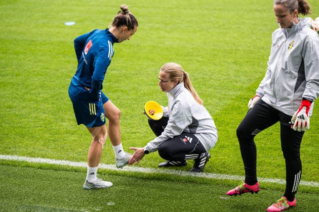 260608 Julia Zigiotti Olme and physiotherapist Jenny Larsson of the Swedish women s national football team at a training session on June 8, 2026 in Gothenburg. Photo: Mathias Bergeld BILDBYRAN kod MB MB1380 fotboll football soccer fotball vm-kval kval fifa womens world cup qualifier qualifier träning practice training sverige sweden dam bbeng women kvinner