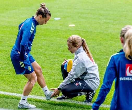 GOTHENBURG, SWEDEN 20260608 Julia Zigiotti and Jenny Larsson (Physiotherapist during Monday s training with the women s national team, Nationalteam at Gamla Ullevi ahead of the upcoming World Cup qualifier against Italy. GÖTEBORG SWEDEN x9200x