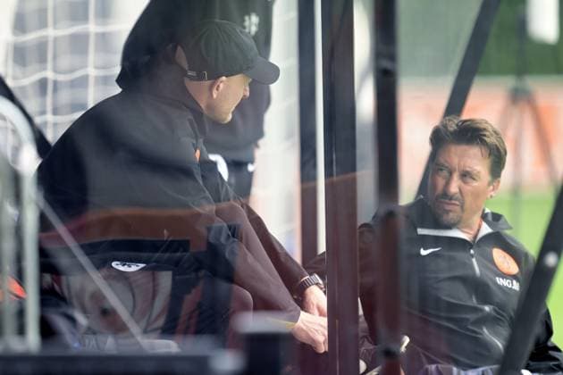 ZEIST - National coach Arjan Veurink and assistant Martijn Reuser during a training session at the KNVB Campus in preparation for the Dutch women s World Cup qualifying match against Poland. OLAF KRAAK ANP xVIxANPxSportx xxANPxIVx 560477237 originalFilename: 560477237.jpg