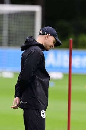 ZEIST - National coach Arjan Veurink during a training session at the KNVB Campus in preparation for the Dutch women s World Cup qualifying match against Poland. OLAF KRAAK ANP xVIxANPxSportx xxANPxIVx 560477251 originalFilename: 560477251.jpg