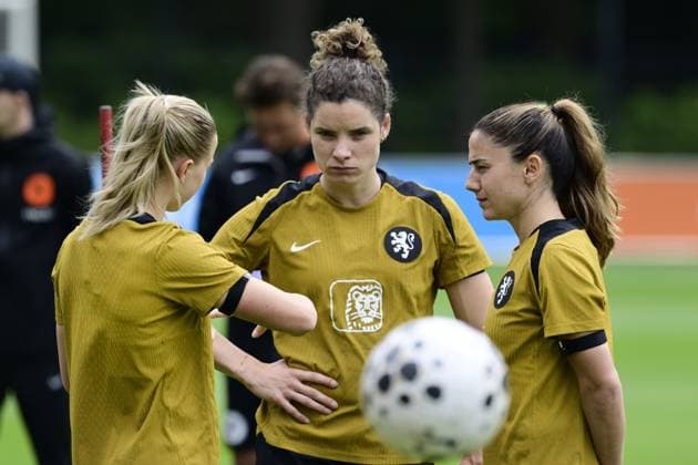 ZEIST - Jackie Groenen, Dominique Janssen and Danielle van de Donk during a training session at the KNVB Campus in preparation for the Dutch women s football team s World Cup qualifying match against Poland. OLAF KRAAK ANP xVIxANPxSportx xxANPxIVx 560477333 originalFilename: 560477333.jpg