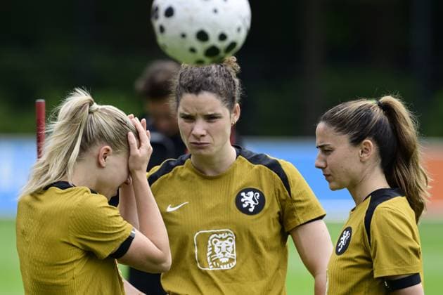 ZEIST - Jackie Groenen, Dominique Janssen and Danielle van de Donk during a training session at the KNVB Campus in preparation for the Dutch women s football team s World Cup qualifying match against Poland. OLAF KRAAK ANP xVIxANPxSportx xxANPxIVx 560477368 originalFilename: 560477368.jpg
