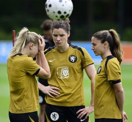 ZEIST - Jackie Groenen, Dominique Janssen and Danielle van de Donk during a training session at the KNVB Campus in preparation for the Dutch women s football team s World Cup qualifying match against Poland. OLAF KRAAK ANP xVIxANPxSportx xxANPxIVx 560477381 originalFilename: 560477381.jpg