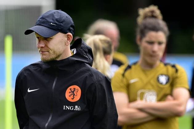 ZEIST - National coach Arjan Veurink during a training session at the KNVB Campus in preparation for the Dutch women s World Cup qualifying match against Poland. OLAF KRAAK ANP xVIxANPxSportx xxANPxIVx 560477465 originalFilename: 560477465.jpg