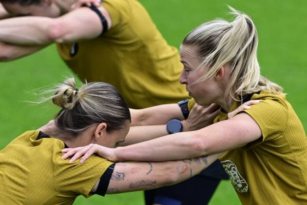 ZEIST - Jackie Groenen with Kerstin Casparij during a training session at the KNVB Campus in preparation for the Dutch women s football team s World Cup qualifying match against Poland. OLAF KRAAK ANP xVIxANPxSportx xxANPxIVx 560478188 originalFilename: 560478188.jpg