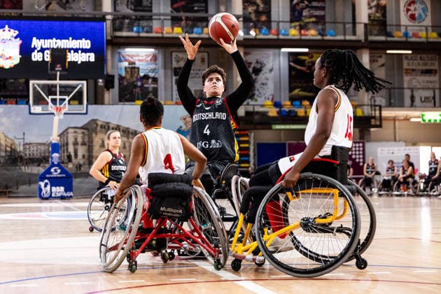 GUADALAJARA, SPAIN - JUNE 08: Leyla-Nur Staehler (Stähler, Stahler, Germany, 4) shooting the ball against Clementina Chihonga (Angola, 4) and Ermigalda Manuel (Angola, 15) during the 2026 IWBF Women™s Repechage match between Angola vs. Germany at Palacio Multiusos de Guadalajara on June 08, 2026 in Guadalajara, Spain. Spain Copyright: xSteffiexWunderlx