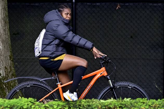 ZEIST - Lineth Beerensteyn arrives by bike for a training session at the KNVB Campus in preparation for the Dutch women s football team s World Cup qualifying match against Poland. OLAF KRAAK ANP xVIxANPxSportx xxANPxIVx 560479112 originalFilename: 560479112.jpg