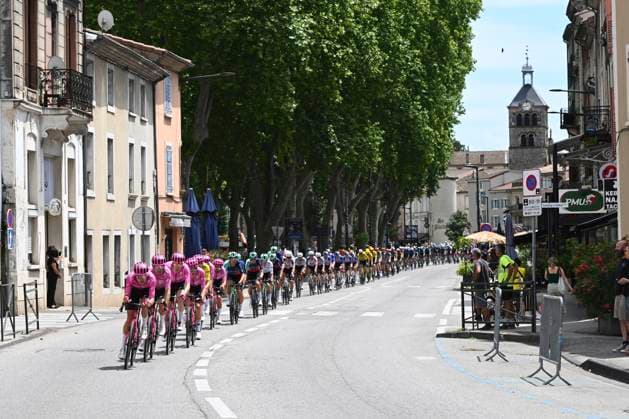 Tour Auvergne - Rhone-Alpes 2026 Stage 2 LE PUY-EN-VELAY, FRANCE - JUNE 08 : illustration picture peloton during stage 2 of the 78th edition of Tour Auvergne - Rhone-Alpes an UCI World Tour 2.UWT cycling road race stage for Men Elite of 234.3 km with start in Saint-Martin-Le-Vinoux and finish in Le Puy-en-Velay on June 8, 2026 in Le Puy-en-Velay, France, 08 06 2026 ( Motordriver Guy De Vuyst - Le Puy-en-Velay France  Copyright: xVincentxKalutx