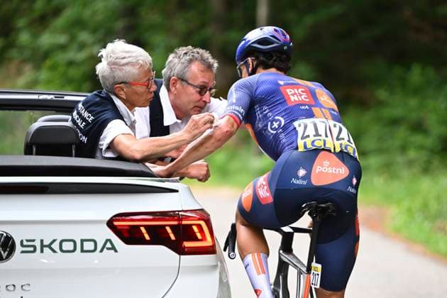 Tour Auvergne - Rhone-Alpes 2026 Stage 2 LE PUY-EN-VELAY, FRANCE - JUNE 08 : Renard-Haquin Henri-Francois (FRA) of Team Picnic PostNL at the medical car during stage 2 of the 78th edition of Tour Auvergne - Rhone-Alpes an UCI World Tour 2.UWT cycling road race stage for Men Elite of 234.3 km with start in Saint-Martin-Le-Vinoux and finish in Le Puy-en-Velay on June 8, 2026 in Le Puy-en-Velay, France, 08 06 2026 ( Motordriver Guy De Vuyst - Le Puy-en-Velay France  Copyright: xVincentxKalutx