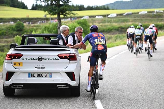 Tour Auvergne - Rhone-Alpes 2026 Stage 2 LE PUY-EN-VELAY, FRANCE - JUNE 08 : Renard-Haquin Henri-Francois (FRA) of Team Picnic PostNL at the medical car during stage 2 of the 78th edition of Tour Auvergne - Rhone-Alpes an UCI World Tour 2.UWT cycling road race stage for Men Elite of 234.3 km with start in Saint-Martin-Le-Vinoux and finish in Le Puy-en-Velay on June 8, 2026 in Le Puy-en-Velay, France, 08 06 2026 ( Motordriver Guy De Vuyst - Le Puy-en-Velay France  Copyright: xVincentxKalutx