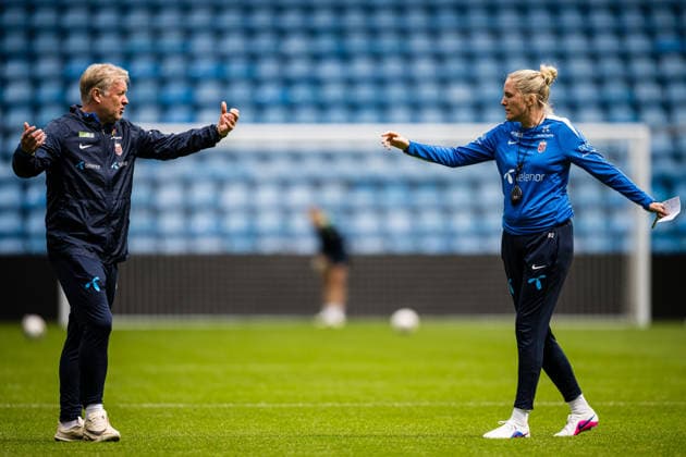 260608 Assistant coach Kjetil Lone and head coach Gemma Grainger of the Norwegian women™s national football team during a training session on June 8, 2026 in Oslo. Photo: Marius Simensen BILDBYRAN Cop 238 bbeng dam fifa women s world cup qualifier football fotball fotboll norge norway practice soccer training trening träning