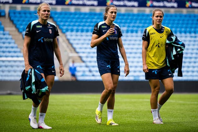 260608 Guro Bergsvand, Emma Stolen Godo and Iris Omarsdottir of the Norwegian women™s national football team during a training session on June 8, 2026 in Oslo. Photo: Marius Simensen BILDBYRAN Cop 238 bbeng dam fifa women s world cup qualifier football fotball fotboll norge norway practice soccer training trening träning