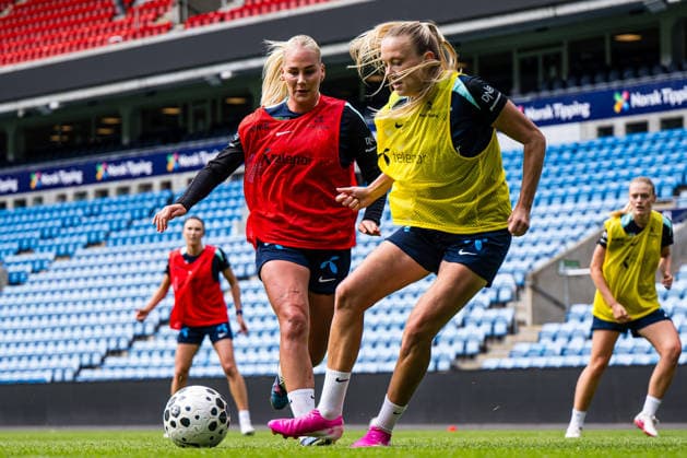 260608 Cathinka Tandberg and Synne Jensen of the Norwegian women™s national football team during a training session on June 8, 2026 in Oslo. Photo: Marius Simensen BILDBYRAN Cop 238 bbeng dam fifa women s world cup qualifier football fotball fotboll norge norway practice soccer training trening träning