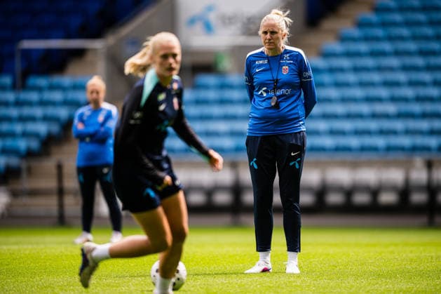 260608 Head coach Gemma Grainger of the Norwegian women™s national football team during a training session on June 8, 2026 in Oslo. Photo: Marius Simensen BILDBYRAN Cop 238 bbeng dam fifa women s world cup qualifier football fotball fotboll norge norway practice soccer training trening träning