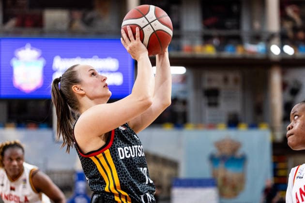 GUADALAJARA, SPAIN - JUNE 08: Lisa Bergenthal (Germany, 10) shooting the ball during the 2026 IWBF Women™s Repechage match between Angola vs. Germany at Palacio Multiusos de Guadalajara on June 08, 2026 in Guadalajara, Spain. Spain Copyright: xSteffiexWunderlx