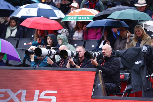 2026 HSBC Tennis Championships, Queens Club, London, UK - 08 06 2026 Photographers sit courtside during the first round match between Jaqueline Cristian (ROU)and Qinwin Zheng (CHN) in the HSBC 2026 Championships at Queens Club in London London Queens Club London GBR Copyright: xMarkxGreenwoodx
