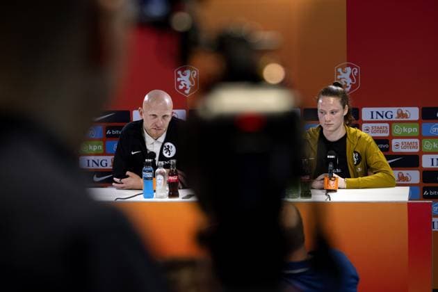 ZEIST - National coach Arjan Veurink, Veerle Buurman during a press conference, PK, Pressekonferenz ahead of the Dutch women s World Cup qualifying match against Poland. OLAF KRAAK ANP xVIxANPxSportx xxANPxIVx 560498211 originalFilename: 560498211.jpg