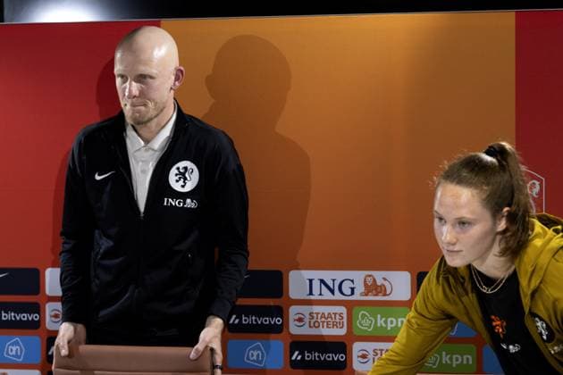 ZEIST - National coach Arjan Veurink, Veerle Buurman during a press conference, PK, Pressekonferenz ahead of the Dutch women s World Cup qualifying match against Poland. OLAF KRAAK ANP xVIxANPxSportx xxANPxIVx 560498284 originalFilename: 560498284.jpg